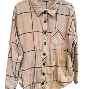 Maurices women’s boyfriend cut flannel- light pink and Black